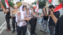 Penyampaian Aspirasi di Kedubes AS Berlangsung Kondusif, Polisi Bagikan Snack ke Peserta Aksi