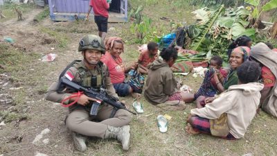 Patroli Humanis di Intan Jaya, Satgas Ops Damai Cartenz Duduk dan Berdialog dengan Warga