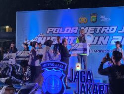Meriah! Kapolda Metro Jaya Adakan Lomba Lari Malam di Kantor Polisi