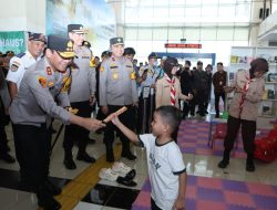 Kapolda Metro Jaya Sapa Anak-anak di Terminal Pulogebang, Bagikan Cokelat di Ruang Ramah Anak