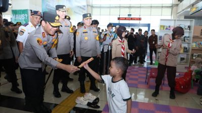 Kapolda Metro Jaya Sapa Anak-anak di Terminal Pulogebang, Bagikan Cokelat di Ruang Ramah Anak