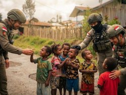 Sentuhan Humanis di Sugapa, Satgas Damai Cartenz Patroli Sambil Menyapa Warga