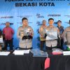 Polres Metro Bekasi Kota Ringkus Pencuri Spesialis ‘Rumsong’ dan 4 Penadah di Jatiasih