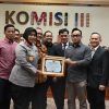 Komisi III DPR RI Beri Penghargaan ke Kapolres Metro Bekasi atas keberhasilan mengawal konflik antara Warga dengan Pengembang secara damai