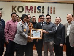 Komisi III DPR RI Beri Penghargaan ke Kapolres Metro Bekasi atas keberhasilan mengawal konflik antara Warga dengan Pengembang secara damai