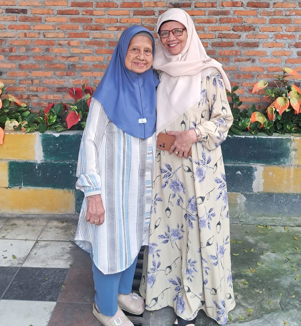 Kurniatin Bersama Rekan Warga Lansia