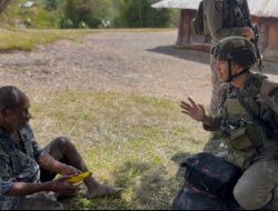 Satgas Damai Cartenz Gelar Patroli dan Pelayanan Kesehatan di Sinak