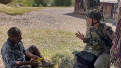 Satgas Damai Cartenz Gelar Patroli dan Pelayanan Kesehatan di Sinak