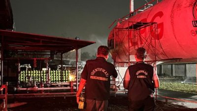 Brimob Metro Jaya Sigap Amankan Kebakaran SPBE di Bekasi, Situasi Cepat Terkendali
