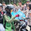 Polda Metro Jaya Berbagi di Jumat Peduli, Ojol hingga Pekerja Harian Terima Sembako
