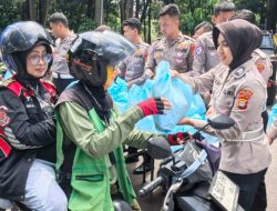 Polda Metro Jaya Berbagi di Jumat Peduli, Ojol hingga Pekerja Harian Terima Sembako