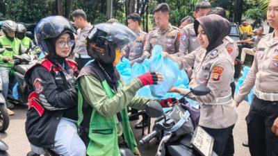 Polda Metro Jaya Berbagi di Jumat Peduli, Ojol hingga Pekerja Harian Terima Sembako