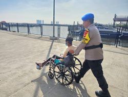Polisi Bantu Penumpang Berkebutuhan Khusus di Kali Adem, Wujud Pelayanan Humanis