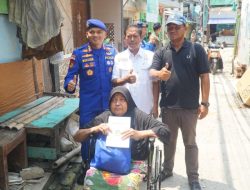 Ditpolairud Polda Metro Jaya Salurkan Bantuan Kursi Roda kepada Warga Pesisir di Muara Angke