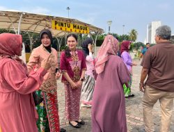 Hari Kartini, Polwan Berkebaya Layani Warga di Polda Metro Jaya