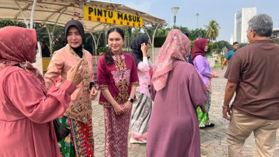 Hari Kartini, Polwan Berkebaya Layani Warga di Polda Metro Jaya