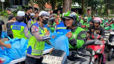 Jumat Peduli, Polda Metro Jaya Salurkan 350 Paket Sembako untuk Pengemudi Ojol