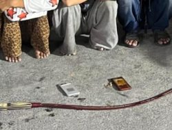 Patroli Gabungan Brimob dan Polres Jaktim Gagalkan Tawuran, Celurit 2 Meter Disita