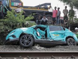 Diduga Sebabkan Tabrakan Kereta Api di Bekasi, Jalih Pitoeng Desak Kementerian Perhubungan Bekukan Ijin Operasional Taksi Green SM