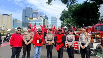 Pelayanan Humanis May Day, Polisi Bagikan Makanan kepada Peserta Aksi