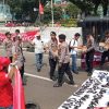 Di Tengah Aksi Penyampaian Aspirasi, Polisi Bagikan Air Mineral dan Snack untuk Massa