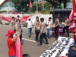 Di Tengah Aksi Penyampaian Aspirasi, Polisi Bagikan Air Mineral dan Snack untuk Massa