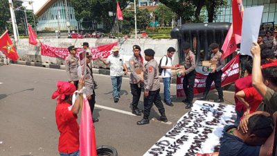 Di Tengah Aksi Penyampaian Aspirasi, Polisi Bagikan Air Mineral dan Snack untuk Massa