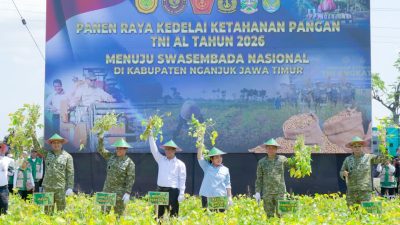 Dukung Ketahanan Pangan Nasional, Kasad Hadiri Panen Raya Kedelai di Nganjuk
