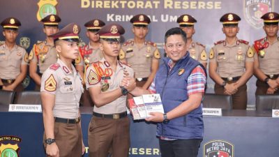 Wadir Reskrimum Polda Metro Jaya Serahkan Referensi Hukum Terbaru kepada 17 Taruna Akpol: Perkuat Profesionalisme Generasi Mendatang