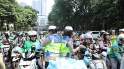 Wujudkan Kemitraan Humanis, Polda Metro Jaya Salurkan 350 Paket Sembako untuk Pengemudi Ojol di Jumat Peduli