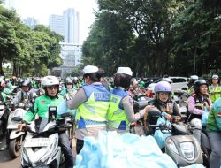 Wujudkan Kemitraan Humanis, Polda Metro Jaya Salurkan 350 Paket Sembako untuk Pengemudi Ojol di Jumat Peduli
