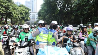 Wujudkan Kemitraan Humanis, Polda Metro Jaya Salurkan 350 Paket Sembako untuk Pengemudi Ojol di Jumat Peduli