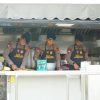 Brimob Metro Jaya Kerahkan 2 Unit Kendaraan Dapur Lapangan (Randurlap), Bagikan Bantuan Makanan untuk Korban Kebakaran Pasar Jiung