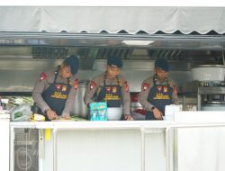 Brimob Metro Jaya Kerahkan 2 Unit Kendaraan Dapur Lapangan (Randurlap), Bagikan Bantuan Makanan untuk Korban Kebakaran Pasar Jiung
