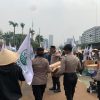 Polisi Bagikan Snack dan Minuman ke Massa Aksi KNARA di DPR