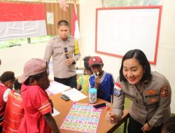 Melalui Honai Belajar, Ops Damai Cartenz Kenalkan Dunia dan Tata Surya kepada Anak-anak di Tembagapura, Timika, Papua Tengah