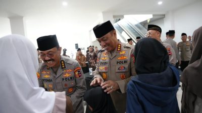 Revitalisasi Masjid Panggilan Sujud, Wakapolri Berbagi Kebahagiaan Bersama Anak-Anak Yatim