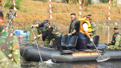 Pangdam Jaya, Kapolda Metro Jaya dan Pemprov DKI Bersih-Bersih Sungai Bersama Masyarakat